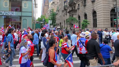 Eine-Bodenaufnahme-Der-Puerto-Rican-Day-Parade-Auf-Der-Fifth-Avenue-In-New-York-City