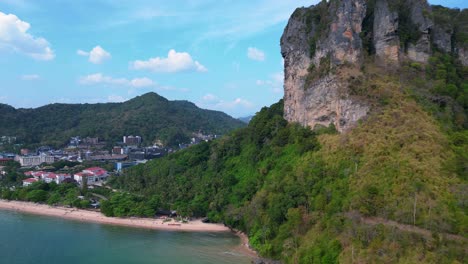 Atemberaubende-Aussicht-Auf-Den-Strand-Von-Ao-Nang-Mit-Türkisfarbenem-Wasser,-Weißem-Sand-Und-üppig-Grünen-Klippen,-Ein-Beliebtes-Touristenziel-In-Krabi,-Thailand