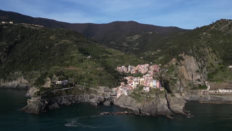 Manarola,-Cinque-Terre,-Italien,-Luftaufnahme,-Sonniger-Scheinwerfer-Auf-Dem-Dorf-Am-Meer