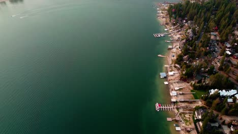 Aerial-Drone-Summer-Travel-Flyover-Of-Lakefront-Vacation-Town-Cabins-And-Airbnb-With-Docks-On-The-Water-At-Bass-Lake,-California-Which-Is-Near-Yosemite-National-Park