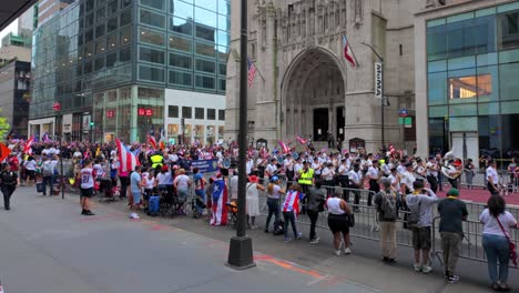 Una-Toma-A-Nivel-Del-Suelo-Del-Desfile-Del-Día-Puertorriqueño-En-La-Quinta-Avenida-En-La-Ciudad-De-Nueva-York.