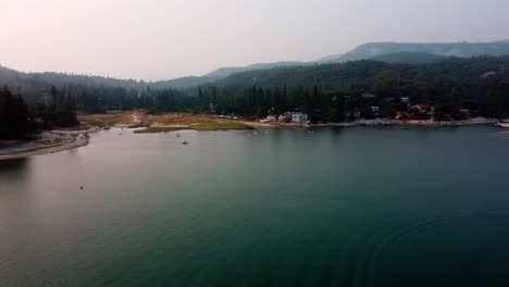 Panorama-Aéreo-De-Drones-Sobre-Montañas,-Lagos,-Bosques-Y-Cabañas-En-Bass-Lake,-California