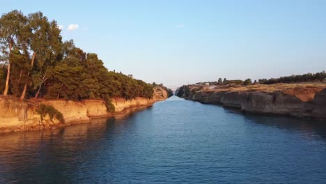 Vista-Aérea-Amplia-Y-Baja,-Agua-Del-Canal,-Riberas-De-Los-Ríos,-Vegetación,-Bosques.