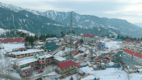 Vista-Aérea-De-La-Estación-De-Montaña-En-El-Valle-De-Shogran-Con-Torre-De-Telecomunicaciones.