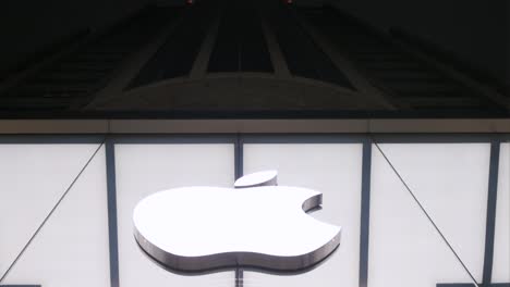 Una-Vista-Nocturna-Desde-Un-ángulo-Bajo-Captura-La-Tienda-Oficial-De-Apple-En-Hong-Kong,-Que-Representa-Al-Gigante-Tecnológico-Multinacional-Estadounidense.