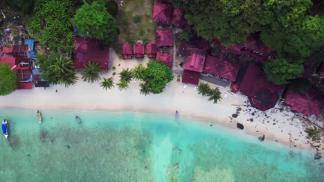 Touristen-Genießen-Das-Tropische-Paradies-Mit-Einem-Resort-Inmitten-Von-Palmen-Und-üppiger-Vegetation-An-Der-Küste-Einer-Tropischen-Insel