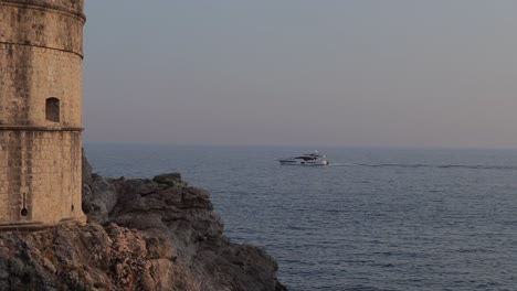 Boot-Fährt-Auf-Denkmal-Dubrovnik,-Kroatien