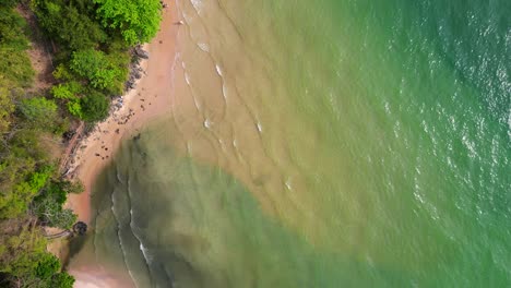 Impresionante-Vista-De-La-Playa-De-Ao-Nang-Con-Aguas-Turquesas,-Arena-Blanca-Y-Exuberantes-Acantilados-Verdes,-Un-Popular-Destino-Turístico-En-Krabi,-Tailandia