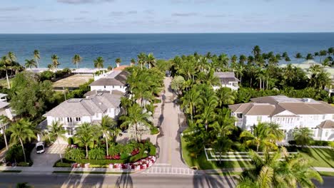 Casas-Aéreas-Y-Bienes-Raíces-A-Lo-Largo-De-La-Playa-En-Nápoles,-Florida