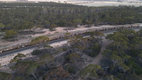 Toma-Aérea-De-Un-Tren-De-Carga-De-Combustible-Largo-En-El-área-De-Esperance,-Australia-Occidental