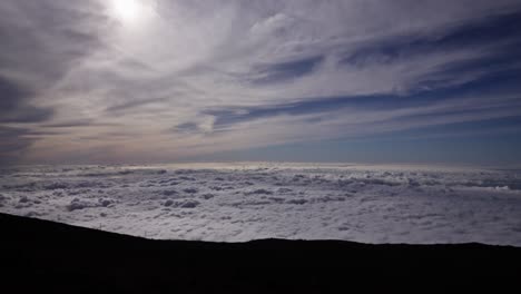 Time-lapse-of-white-cloudscape-moving-over-mountains-of-Hawaii