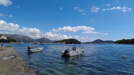 Barcos-Flotando-En-El-Mar-Azul-Cerca-De-Las-Islas-Elafiti-En-Croacia-En-Un-Día-Soleado