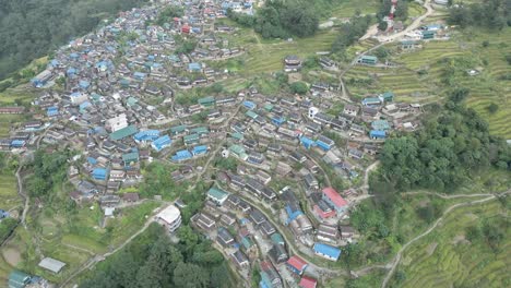 Vista-Aérea-De-La-Aldea-De-Montaña-Bhujung-En-Kaski,-Nepal.