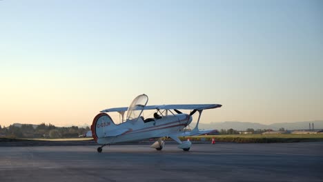 Golden-Hour-Aufnahme-Eines-Wunderschönen-Steen-Skybolt-Doppeldeckers-Auf-Dem-Flugplatz