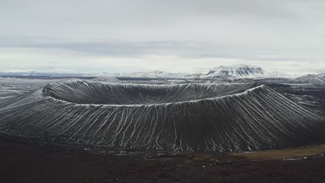 Escarcha-Y-Hielo-Que-Cubren-El-Cráter-Del-Volcán-Hverfjall-En-Islandia-En-Un-Día-Nublado