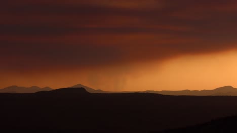 Orangefarbener-Und-Roter-Sonnenuntergang-Mit-Rauchwolken-über-Dem-Marakele-Nationalpark,-Südafrika