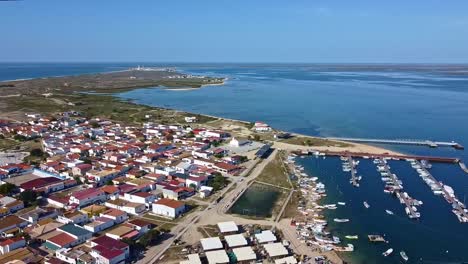 Wunderschönes-Portugiesisches-Urlaubsziel-An-Der-Küste,-Parallaxe-Aus-Der-Luft