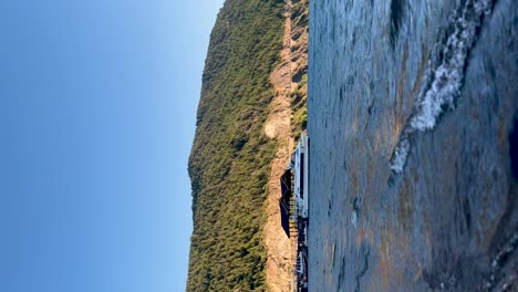 Vista-Panorámica-De-La-Patagonia-Argentina-Con-Cielos-Azules-Claros-Y-Un-Telón-De-Fondo-Montañoso.