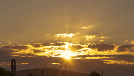 Hermoso-Amanecer-Timelapse-Con-Rayos-De-Luz-Naranja-Brillando-A-Través-De-Las-Nubes