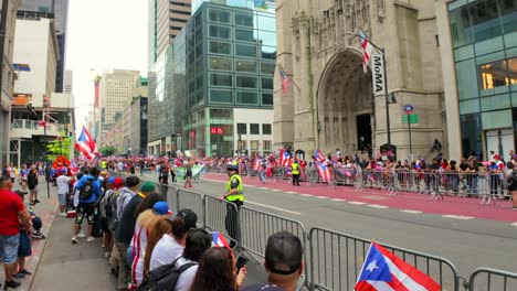 Una-Toma-A-Nivel-Del-Suelo-Del-Desfile-Del-Día-Puertorriqueño-En-La-Quinta-Avenida-En-La-Ciudad-De-Nueva-York.