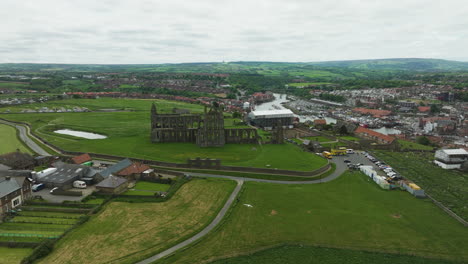 Ruinas-De-La-Abadía-De-Whitby-Cerca-De-Cholmley-House-En-Whitby,-North-Yorkshire,-Reino-Unido