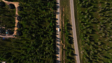 Seguimiento-Aéreo-A-Vista-De-Pájaro-De-Una-Autocaravana-Conduciendo-En-Inari,-Finlandia,-Día-De-Verano