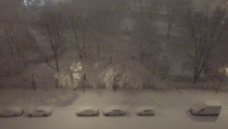 Schneebedeckte-Autos-Auf-Der-Straße-Geparkt,-Abend,-Montreal,-Quebec,-Kanada,-Erhöhte-Ansicht