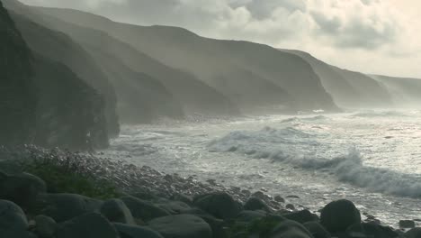 Cámara-Lenta-Sobre-La-Costa-Del-Océano-Atlántico-Con-Hermosa-Luz