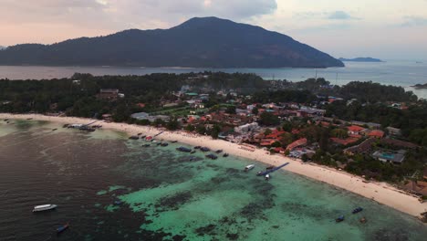 Sonnenuntergang-über-Einem-Atemberaubenden-Thailändischen-Strand,-Touristen-Genießen-Die-Aussicht