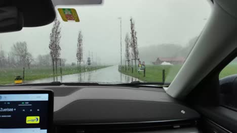 Fahren,-Beifahrersicht-POV-Außerhalb-Der-Großstadt-Auf-Landstraße,-Schweiz