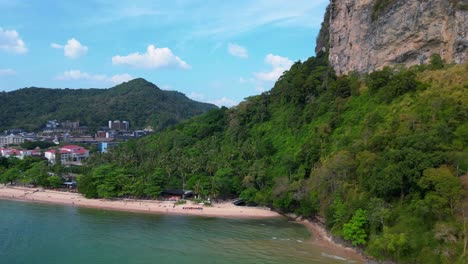 Impresionante-Vista-De-La-Playa-De-Ao-Nang-Con-Aguas-Turquesas,-Arena-Blanca-Y-Exuberantes-Acantilados-Verdes,-Un-Popular-Destino-Turístico-En-Krabi,-Tailandia