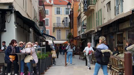 Gente-En-La-Calle-Comercial-Llena-De-Restaurantes-En-Cannes,-Francia,-Toma-Estática