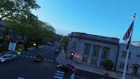 FPV-Drohnenflug-über-Straße-Mit-Verkehr-In-Kleiner-Amerikanischer-Stadt