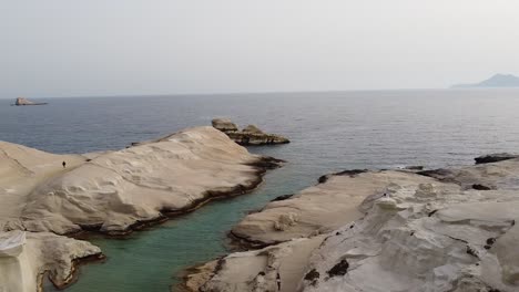 La-Icónica-Playa-De-Milos-Llamada-Sarakiniko-En-Grecia