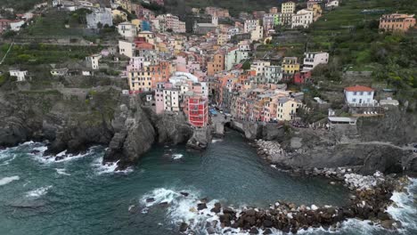 Riomaggiore-Cinque-Terre-Italien-Luftaufnahme-Rotierende-Filmische-Ansicht-Schnell