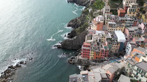 Riomaggiore,-Cinque-Terre,-Italien,-Luftaufnahme-Eines-Dorfes,-Das-Sein-Leben-Am-Meer-In-Vollen-Zügen-Genießt