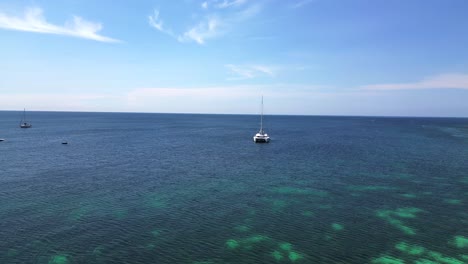 Touristen-Genießen-Einen-Sonnigen-Tag-An-Einem-Tropischen-Inselstrand-Mit-Traditionellen-Thailändischen-Longtail-Booten,-Die-Im-Türkisfarbenen-Wasser-Vertäut-Sind