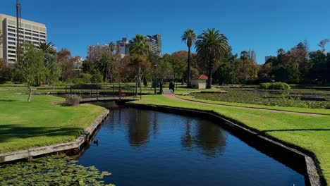 Künstlicher-Teich-Mit-Brücke-Queens-Gardens,-Perth,-Westaustralien