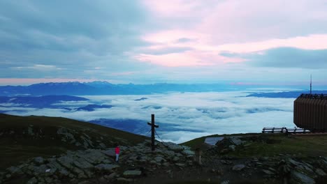 Ein-Atemberaubender-Blick-Auf-Den-Großen-Speikkogel-Mit-Einer-Wetterstation-Bei-Sonnenaufgang