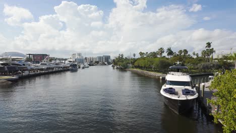 Yate-De-Lujo-Atracado-En-Una-Moderna-Casa-Frente-Al-Mar-En-El-Río-Miami,-Día-Soleado