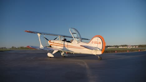 Zeitlupen-Umlaufbahn,-Geparkter-Steen-Skybolt-Propeller-Doppeldecker,-Offenes-Verdeck---Vignette