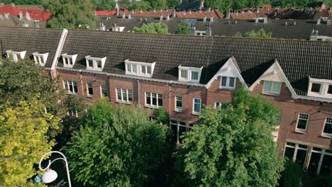 Drone-moving-forward-over-the-facade-of-social-housing-in-Amsterdam-Noord's-Vogelbuurt-at-Meeuwenlaan