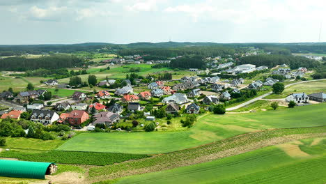 Barrio-Suburbano-Aéreo-Rodeado-De-Exuberante-Vegetación-Y-Campos-Agrícolas