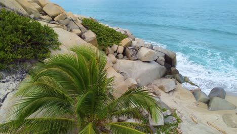 Coastal-Scene-with-Boulders,-Beach,-and-Lush-Vegetation-on-Tayrona-Beach-in-Santa-Marta,-Colombia