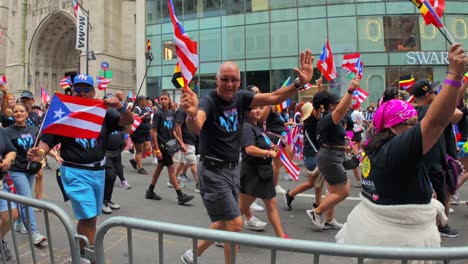 Eine-Aufnahme-Vom-Boden-Aus-Der-Puerto-Rican-Day-Parade-Auf-Der-Fifth-Avenue-In-New-York-City