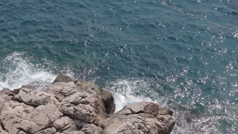 Ola-De-Agua-En-El-Mar-De-Dubrovnik,-Croacia.