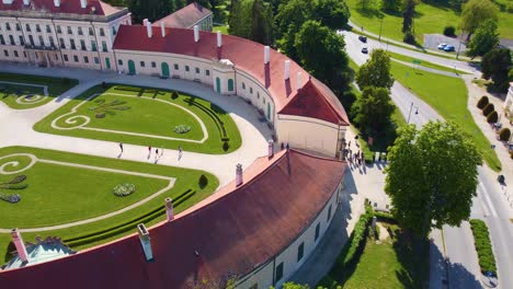 Blick-Von-Oben-Auf-Schloss-Esterházy,-Touristen-Besuchen-Den-Ort-Und-Spazieren-In-Der-Nähe-Des-Gartens