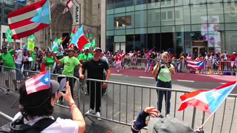 Eine-Bodenaufnahme-Der-Puerto-Rican-Day-Parade-Auf-Der-Fifth-Avenue-In-New-York-City