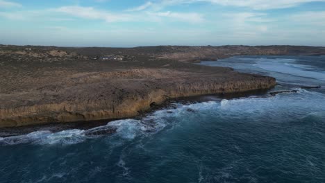 Panorama-Luftaufnahme-Der-Zerklüfteten-Küste-Von-Cactus-Beach,-Australien