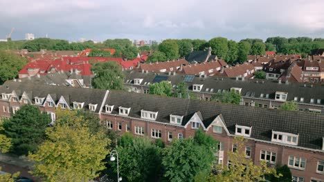 Toma-Aérea-Que-Comienza-En-La-Casa-De-Ámsterdam-Y-Retrocede-Para-Revelar-El-Distrito-De-Noord-Vogelbuurt.